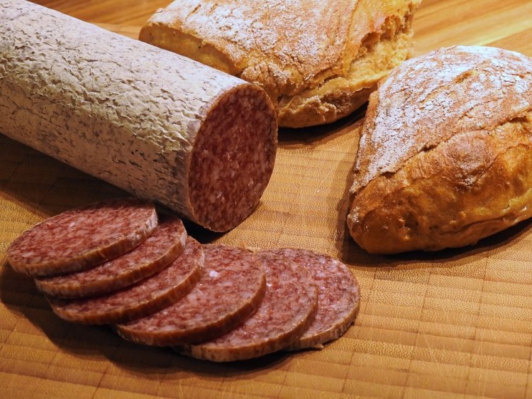 Химики выяснили, почему сырокопченые колбасы стали невкусными Химики выяснили, почему сырокопченые колбасы стали невкусными