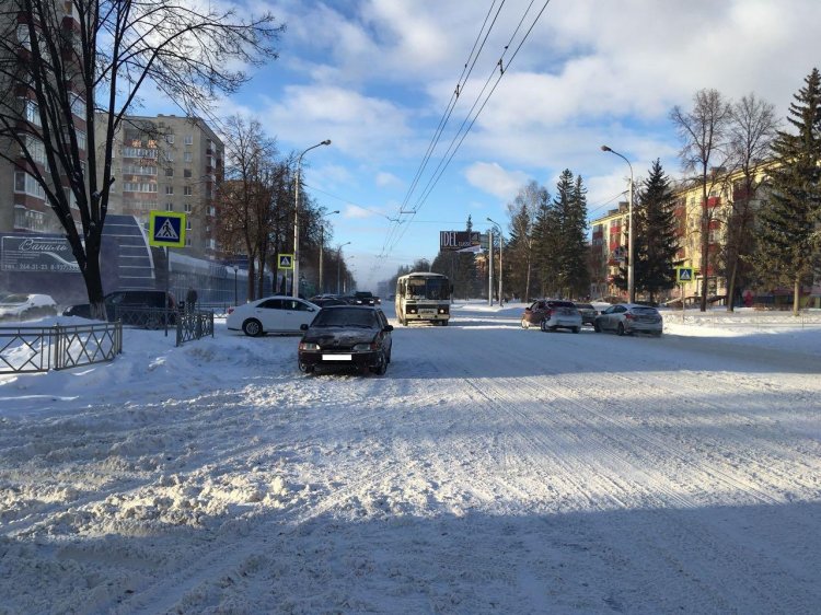 В Уфе автомобиль сбил женщину на пешеходном переходе В Уфе автомобиль сбил женщину на пешеходном переходе