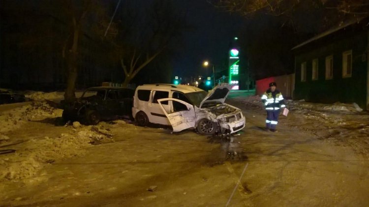 В Уфе столкнулись «Lada Largus» и «ВАЗ-2107»: пострадали 5 человек В Уфе столкнулись «Lada Largus» и «ВАЗ-2107»: пострадали 5 человек