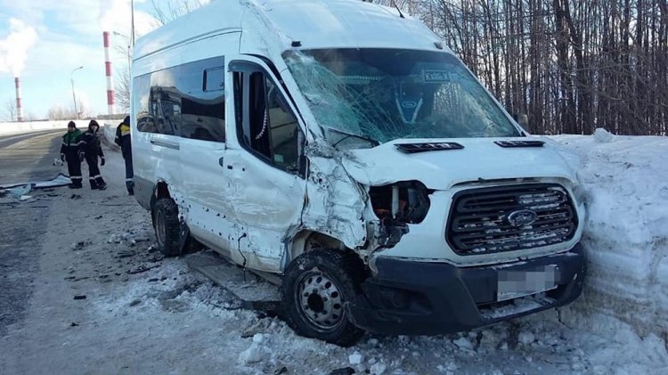 Два вахтовых автобуса столкнулись в Уфе, есть пострадавшие Два вахтовых автобуса столкнулись в Уфе, есть пострадавшие