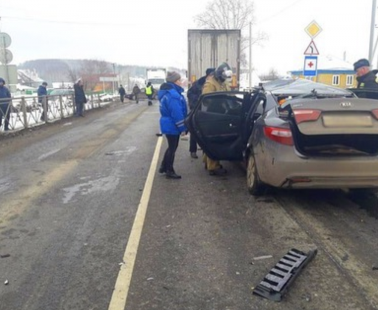 В Башкирии водитель Kia Rio погиб, врезавшись в попутную фуру В Башкирии водитель Kia Rio погиб, врезавшись в попутную фуру