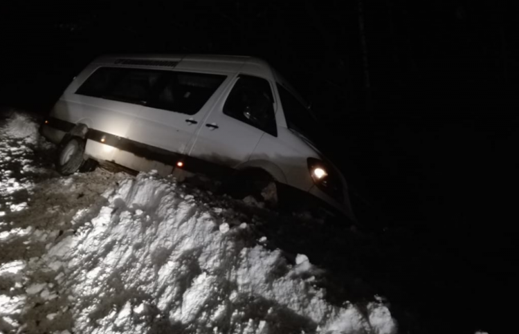 «Прилег на бок»: в Башкирии пассажирский автобус улетел в кювет «Прилег на бок»: в Башкирии пассажирский автобус улетел в кювет