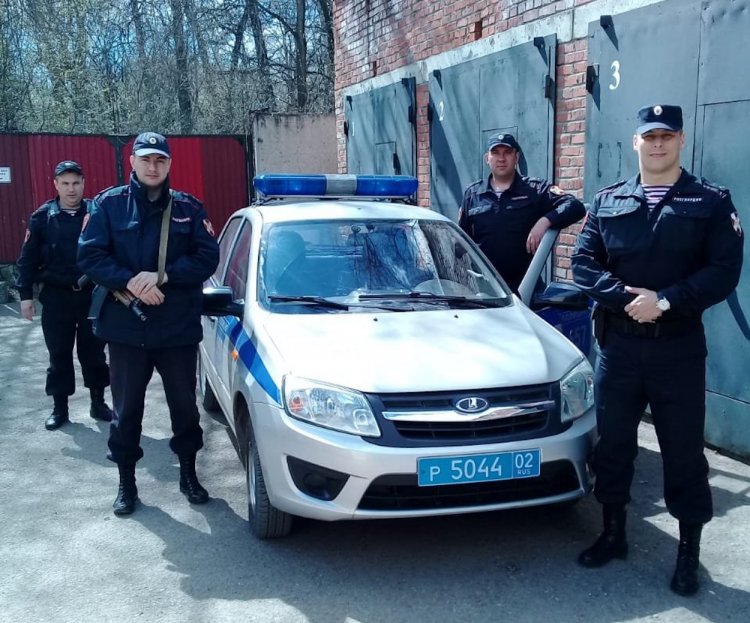 В Башкирии росгвардейцы задержали компанию молодых людей, напавшую с ножом на мужчину В Башкирии росгвардейцы задержали компанию молодых людей, напавшую с ножом на мужчину