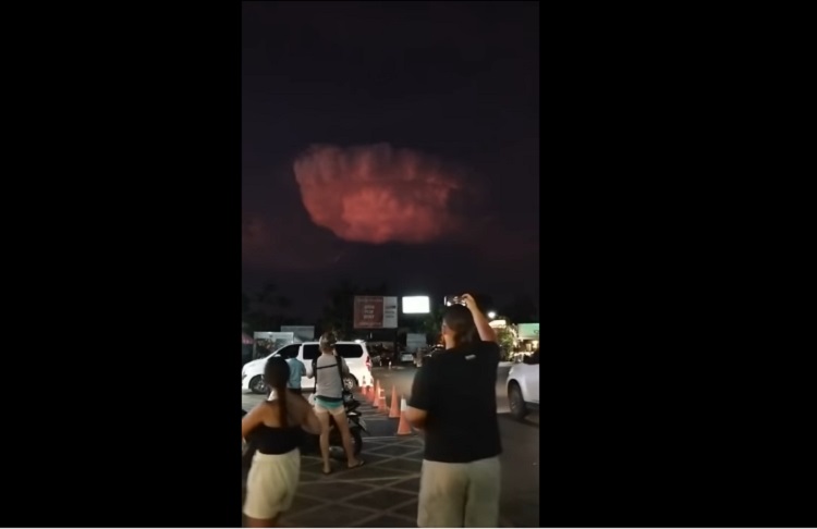 В Таиланде на видео засняли НЛО внутри необычного облака В Таиланде на видео засняли НЛО внутри необычного облака