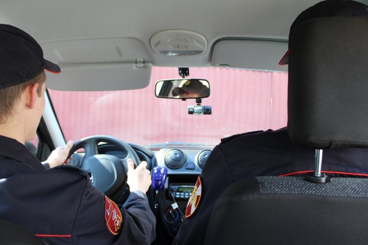 В Стерлитамаке сотрудники Росгвардии задержали подозреваемых в грабеже магазина В Стерлитамаке сотрудники Росгвардии задержали подозреваемых в грабеже магазина