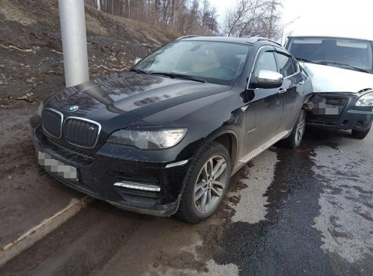 ДТП в Уфе: «Газель» врезалась в припаркованный BMW-X6 ДТП в Уфе: «Газель» врезалась в припаркованный BMW-X6