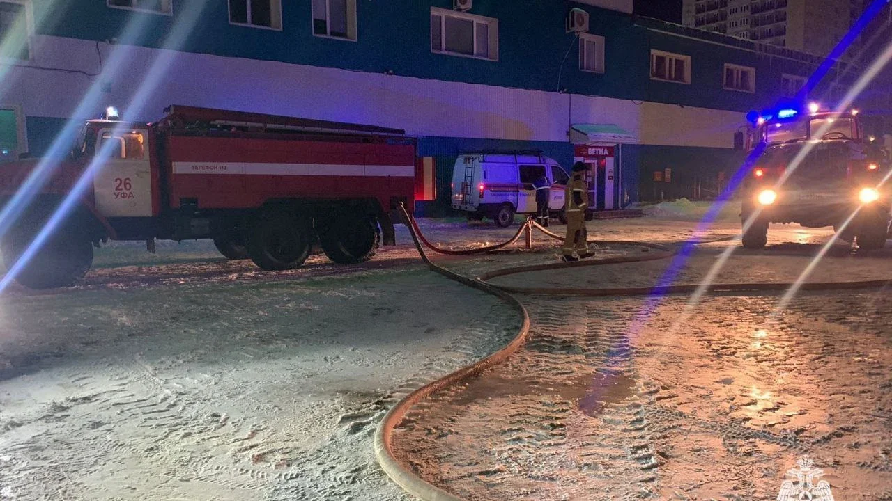В Уфе пожарные ликвидируют возгорание в мебельном цехе