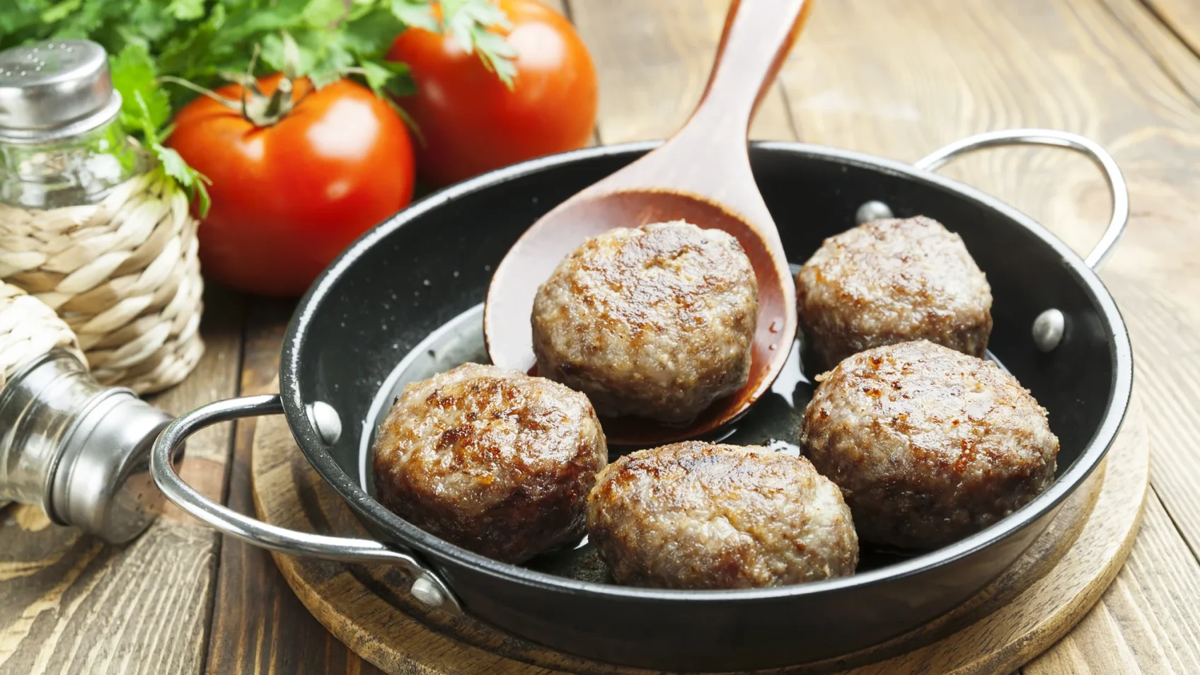 Почему не стоит жарить котлеты сразу после приготовления фарша: об этом многие не знают