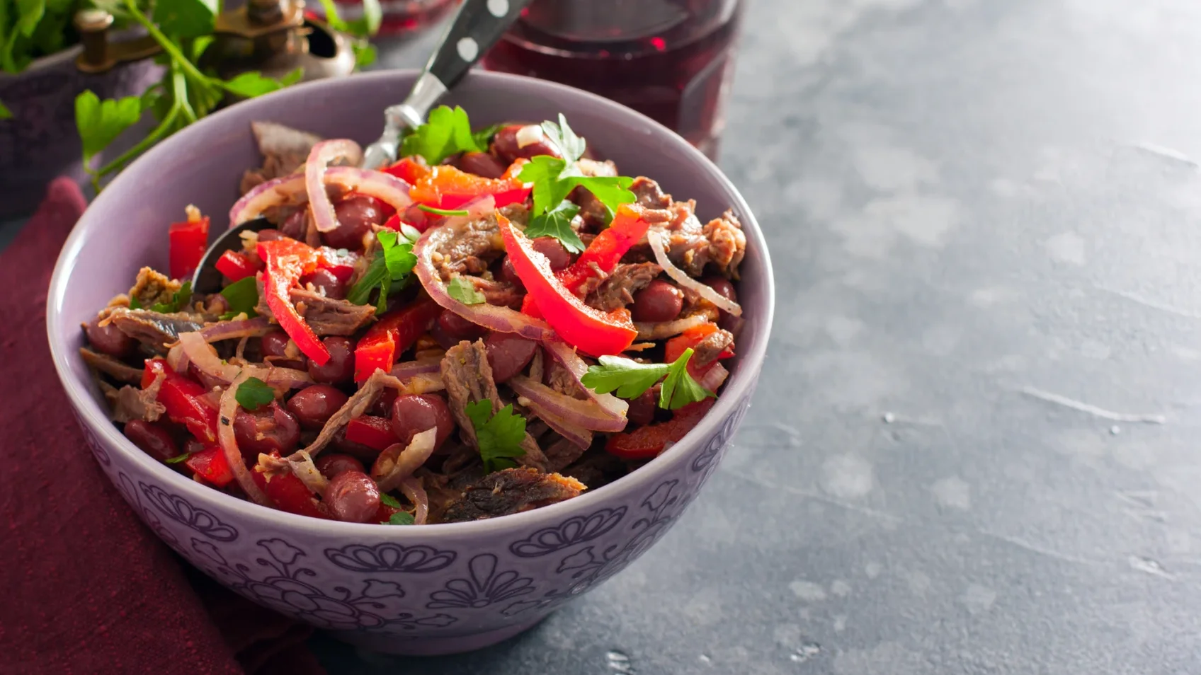 Сытный, ароматный и невероятно вкусный: секрет приготовления салата «Тбилиси» с фасолью и говядиной