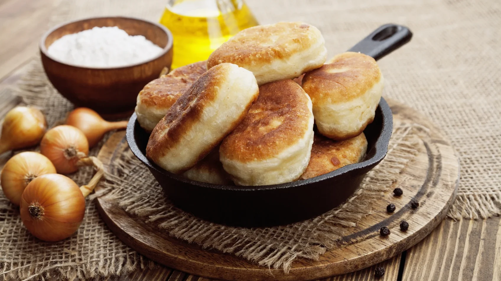 Как у бабушки! Нежнейшие жареные пирожки с картофелем и яйцом