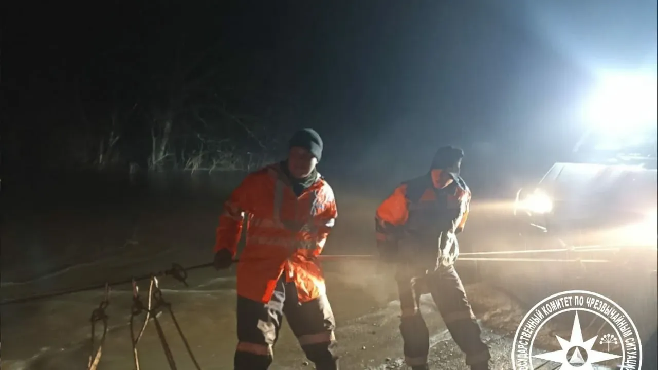 В Башкирии из-за перелива дороги спасатели эвакуировали посетителей «Голубого озера»