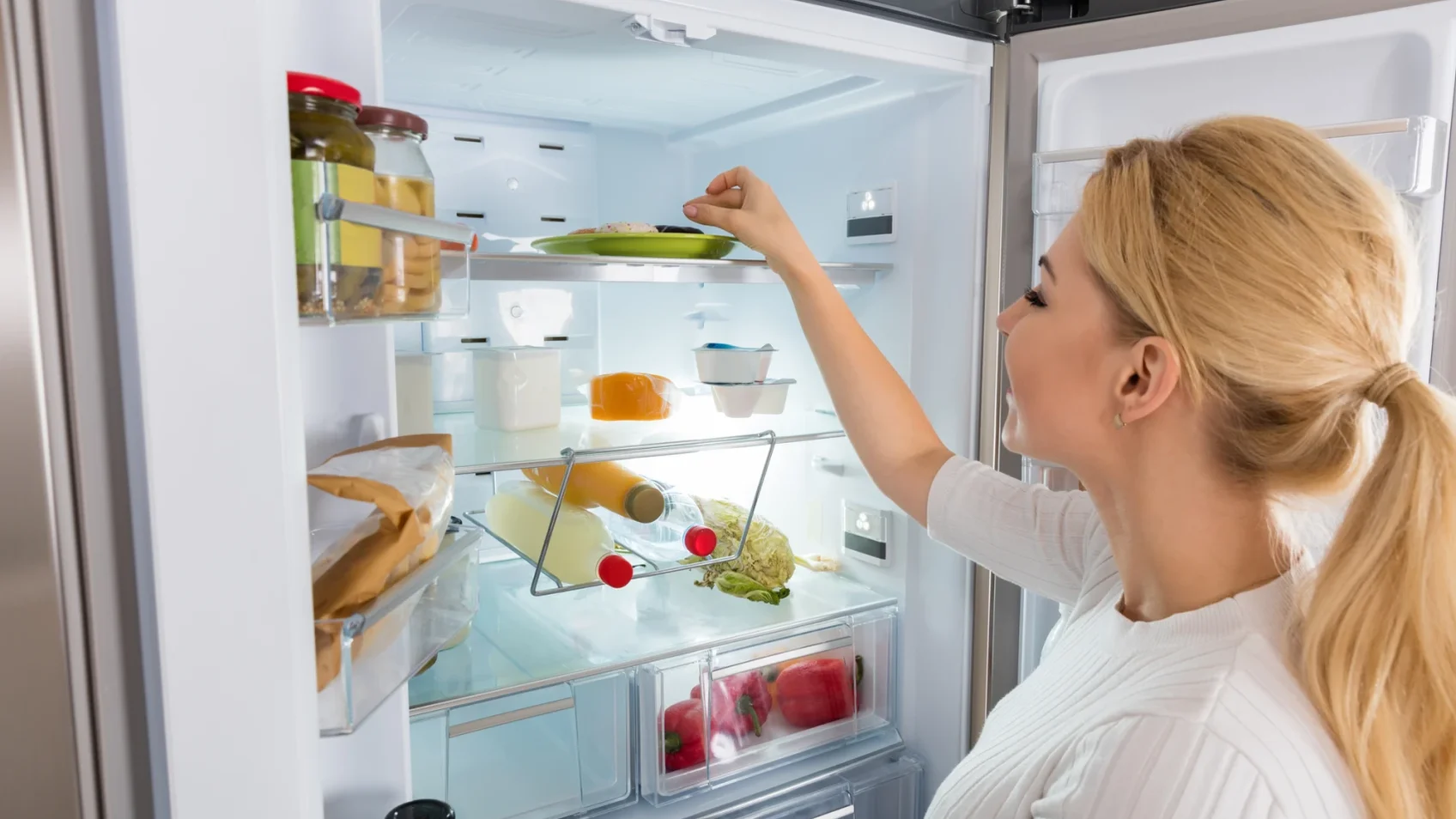 Эксперты раскрыли, почему нельзя хранить продукты на дверце холодильника