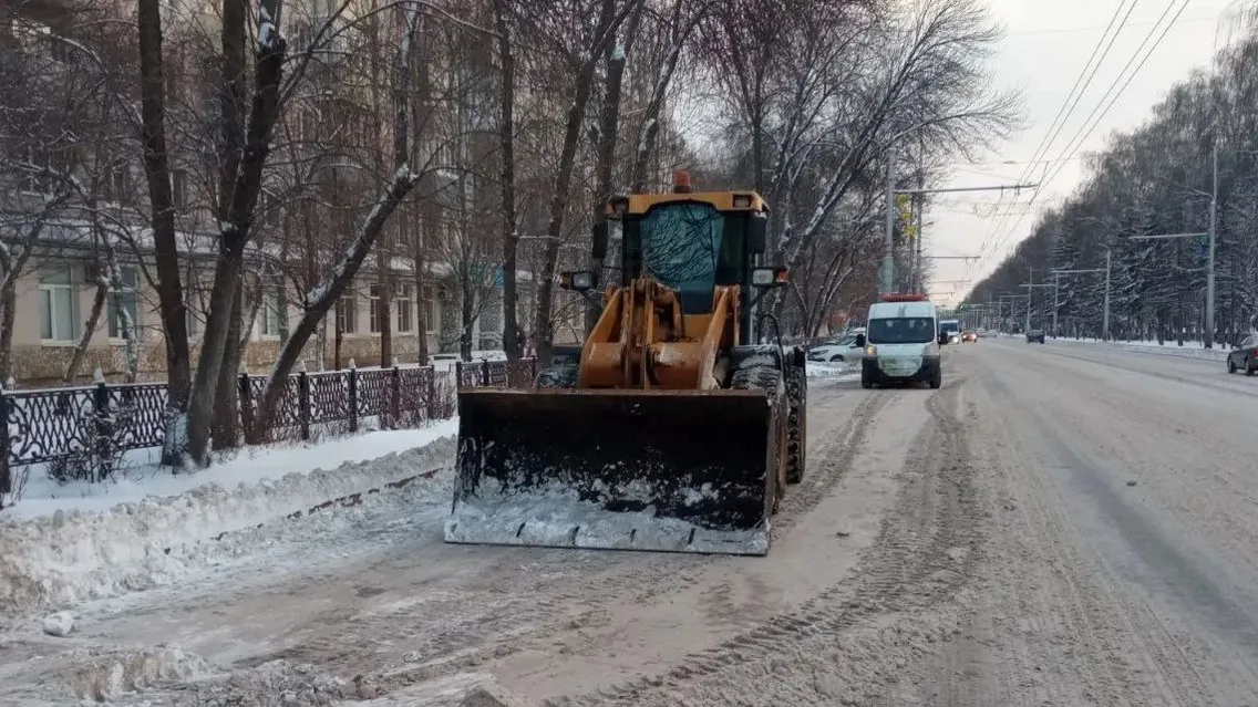 В Стерлитамаке на расчистку улиц вышло более 30 единиц спецтехники
