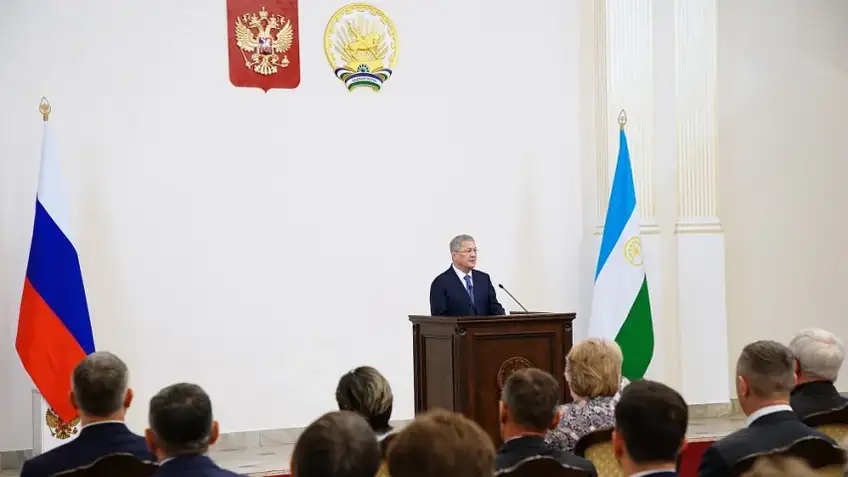 Хабиров вручил государственные награды работникам промышленности Башкортостана