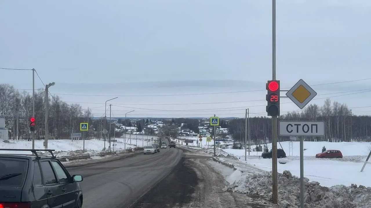 В Чишмах на примыкании к трассе М5 «Урал» установили светофор Т1