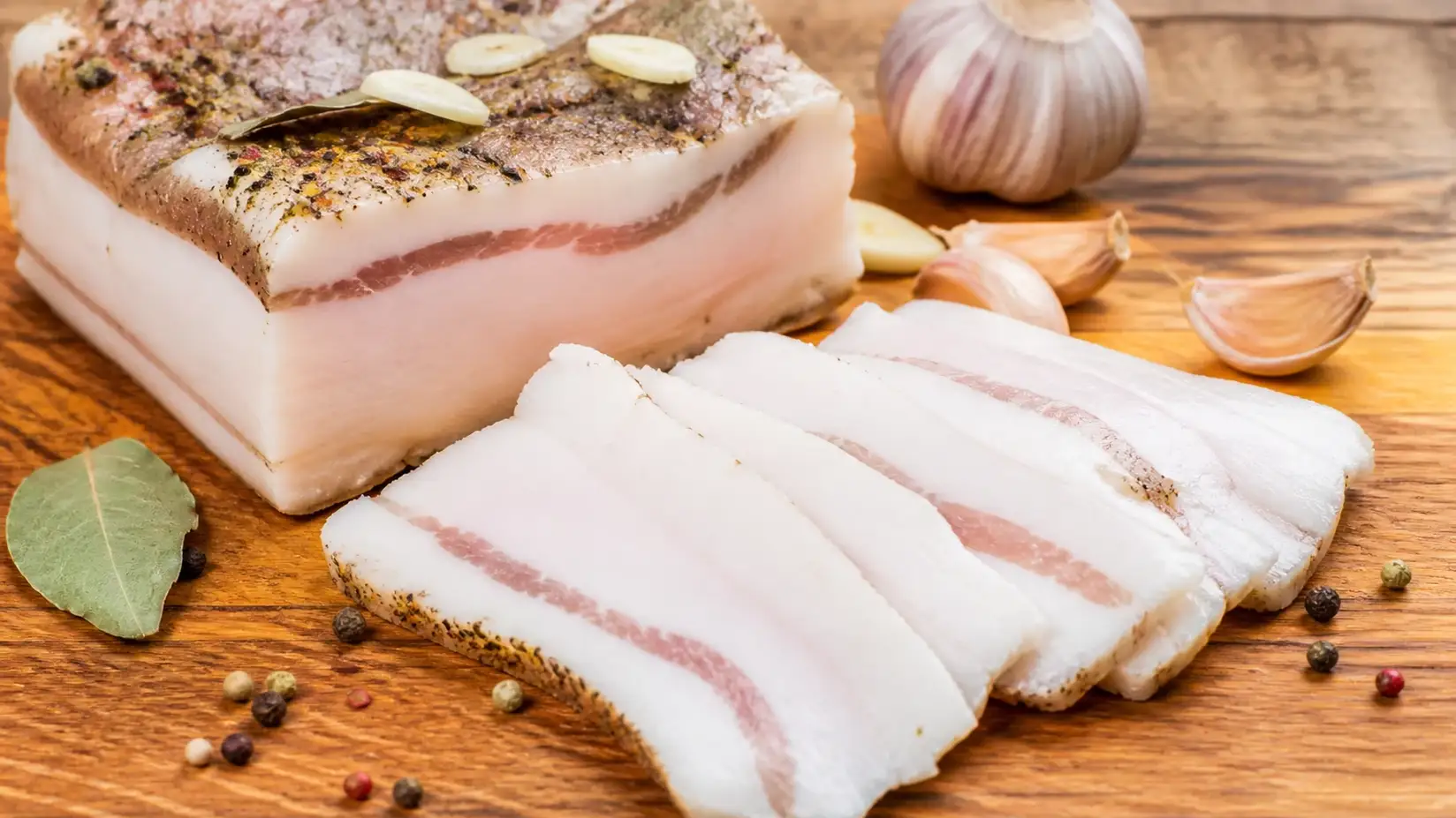 Вкуснейшее сало по-деревенски: мягче сливочного масла и вкуснее любой колбасы — лучший рецепт
